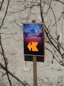 Panneau de direction pour aller au Festival de Théâtre en Val de Luynes