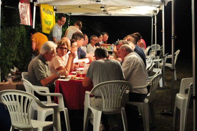 Bénévoles mangeant au festival de théâtre en Val de Luynes