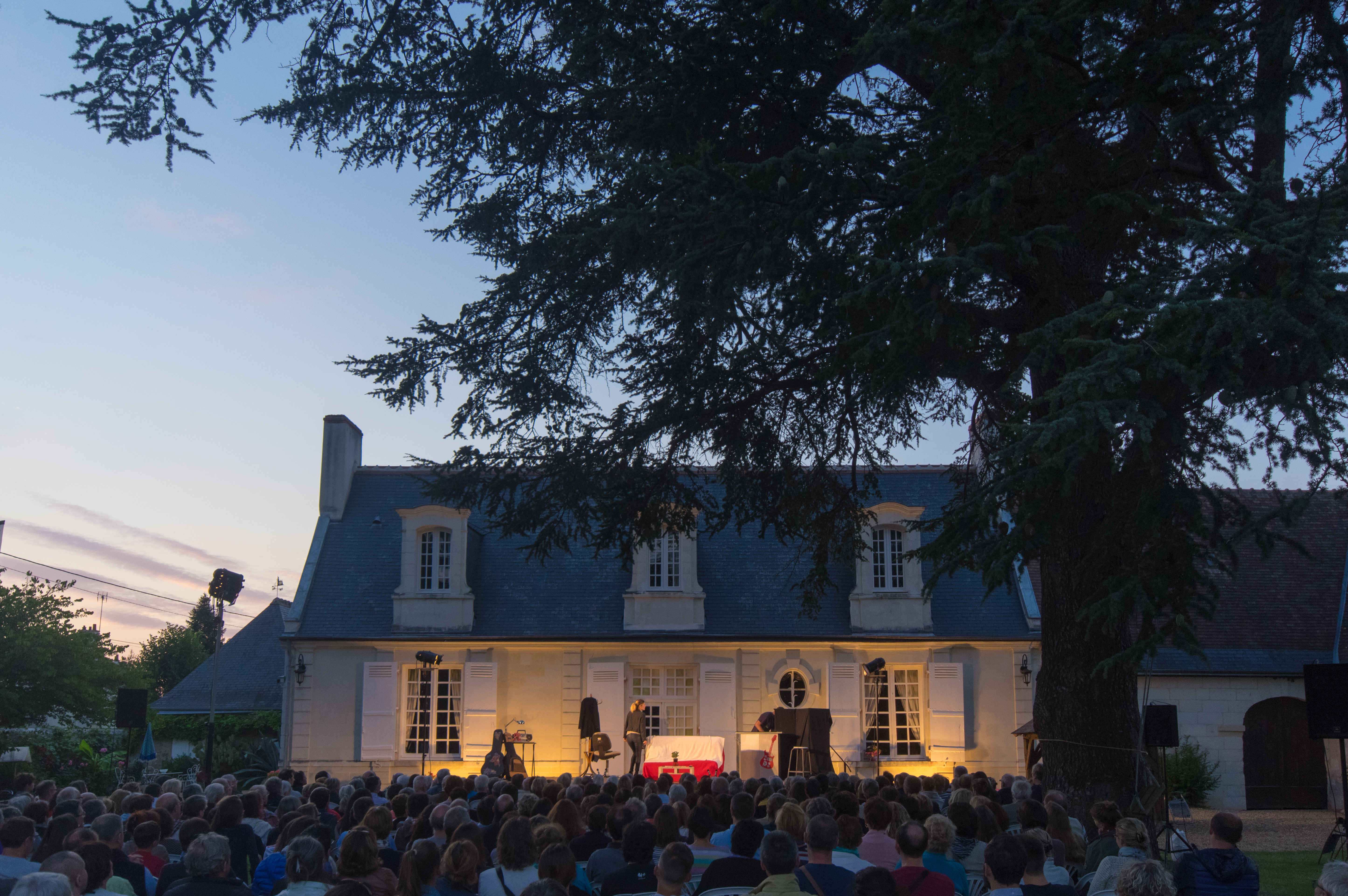 La Fredonnière à Luynes accueille dans son jardin une représentation du festival de théâtre