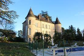 La Maison de L'amiral à Saint-Etienne-de-Chigny accueille dans son jardin une représentation du festival de théâtre